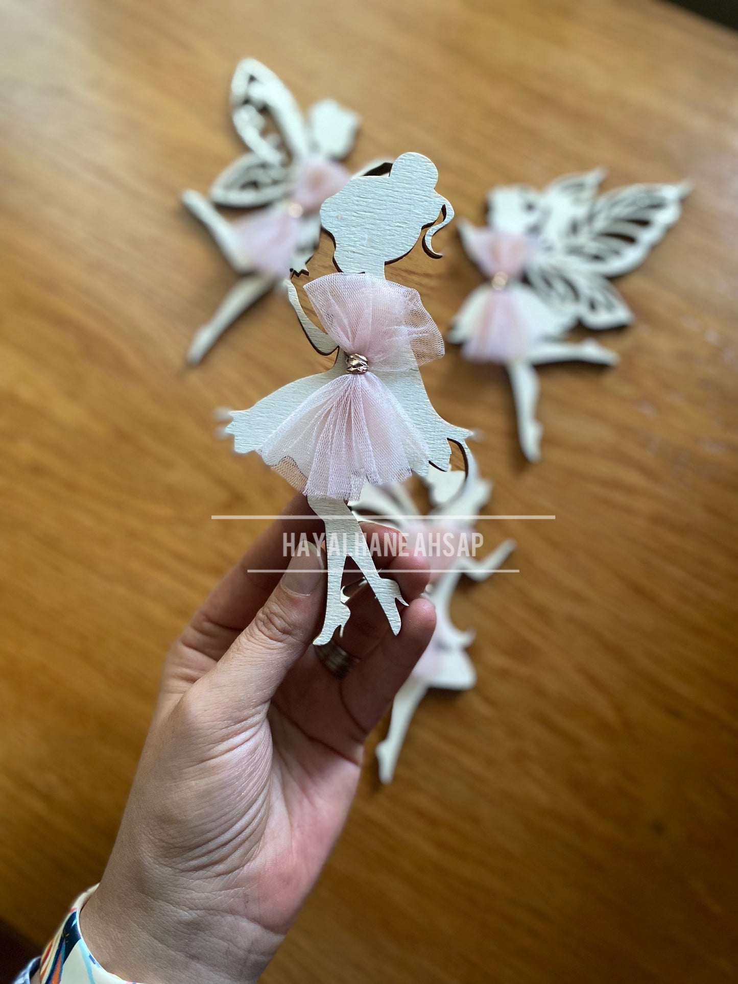 Ahşap Peri Kızı Dekor – Pembe Tüllü Duvar Süsü | Çocuk Odası ve Bebek Odası Dekorasyonu / 4 Adet