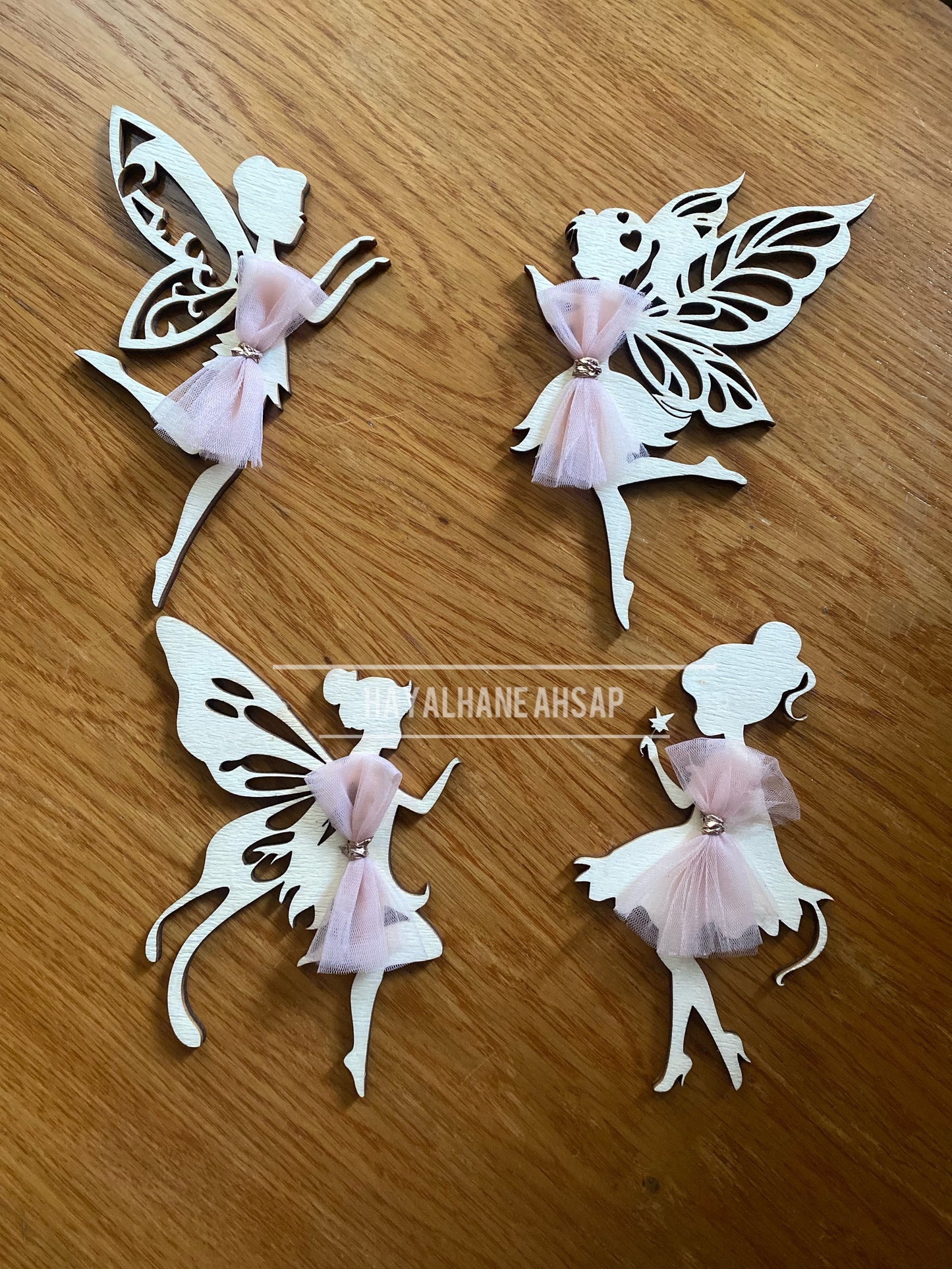 Ahşap Peri Kızı Dekor – Pembe Tüllü Duvar Süsü | Çocuk Odası ve Bebek Odası Dekorasyonu / 4 Adet