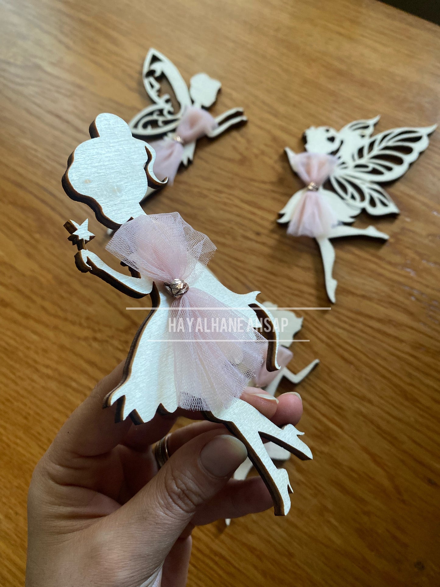 Ahşap Peri Kızı Dekor – Pembe Tüllü Duvar Süsü | Çocuk Odası ve Bebek Odası Dekorasyonu / 4 Adet