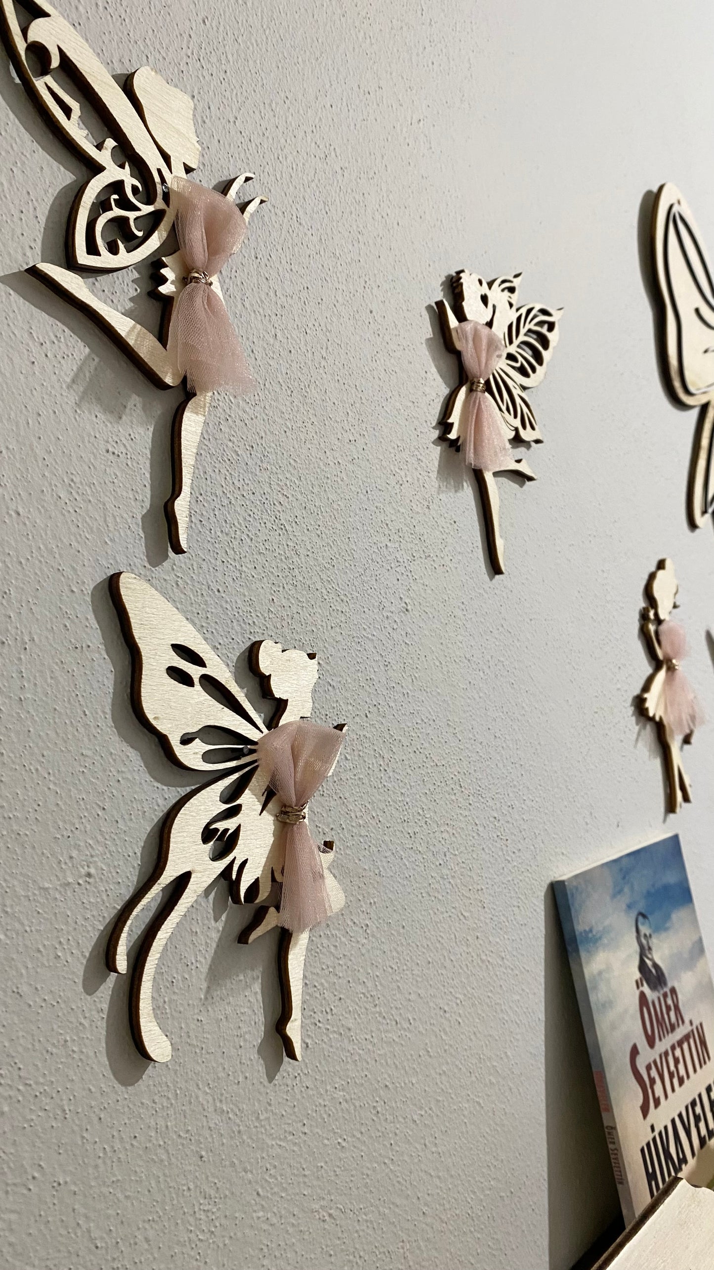 Ahşap Peri Kızı Dekor – Pembe Tüllü Duvar Süsü | Çocuk Odası ve Bebek Odası Dekorasyonu / 4 Adet