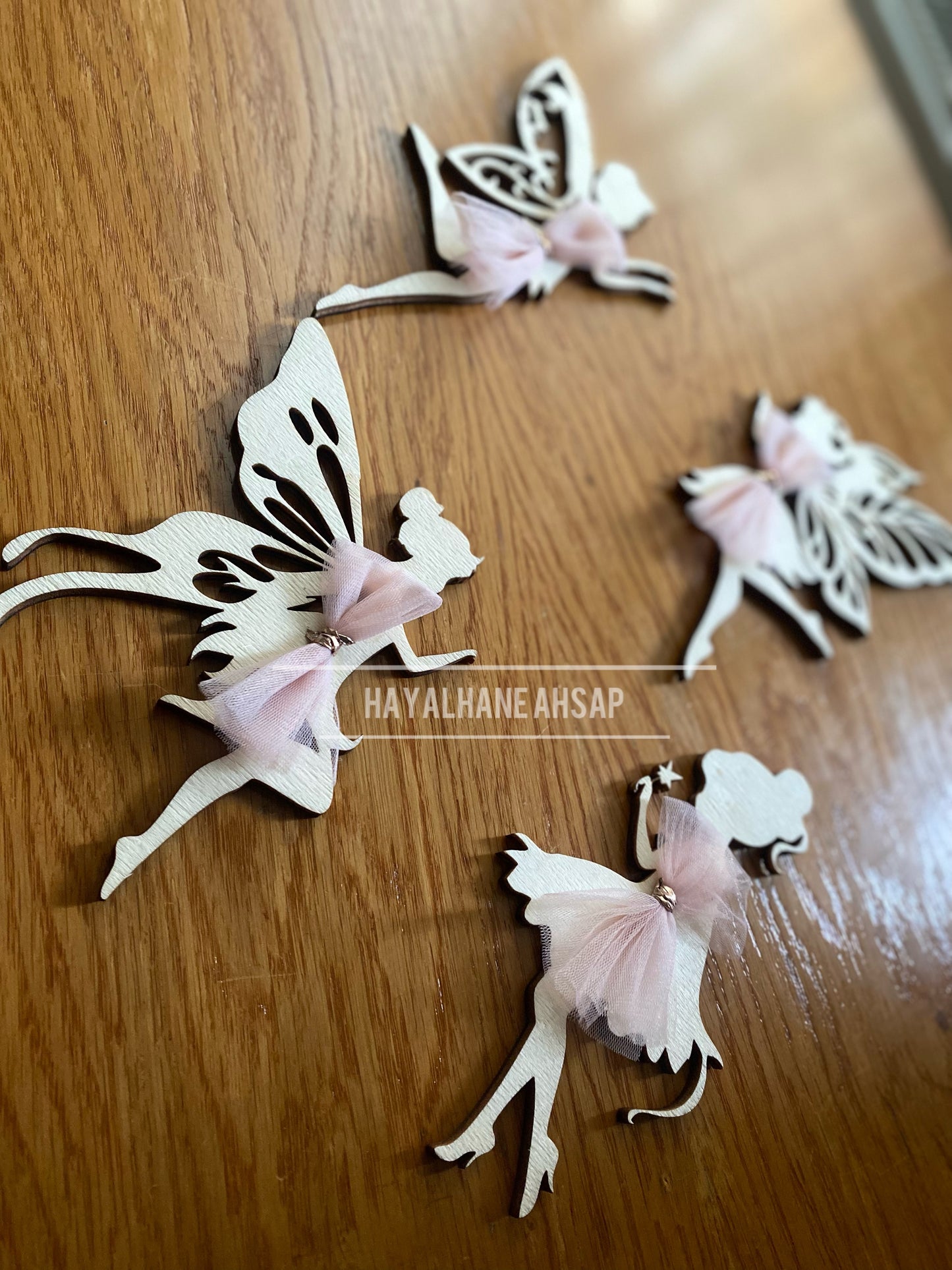 Ahşap Peri Kızı Dekor – Pembe Tüllü Duvar Süsü | Çocuk Odası ve Bebek Odası Dekorasyonu / 4 Adet