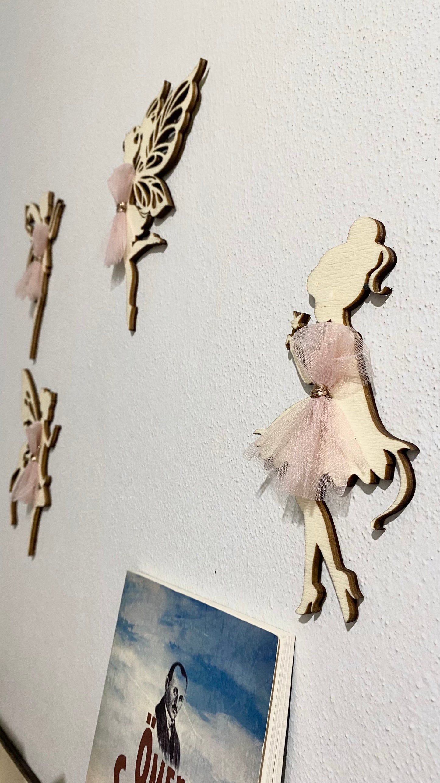 Ahşap Peri Kızı Dekor – Pembe Tüllü Duvar Süsü | Çocuk Odası ve Bebek Odası Dekorasyonu / 4 Adet