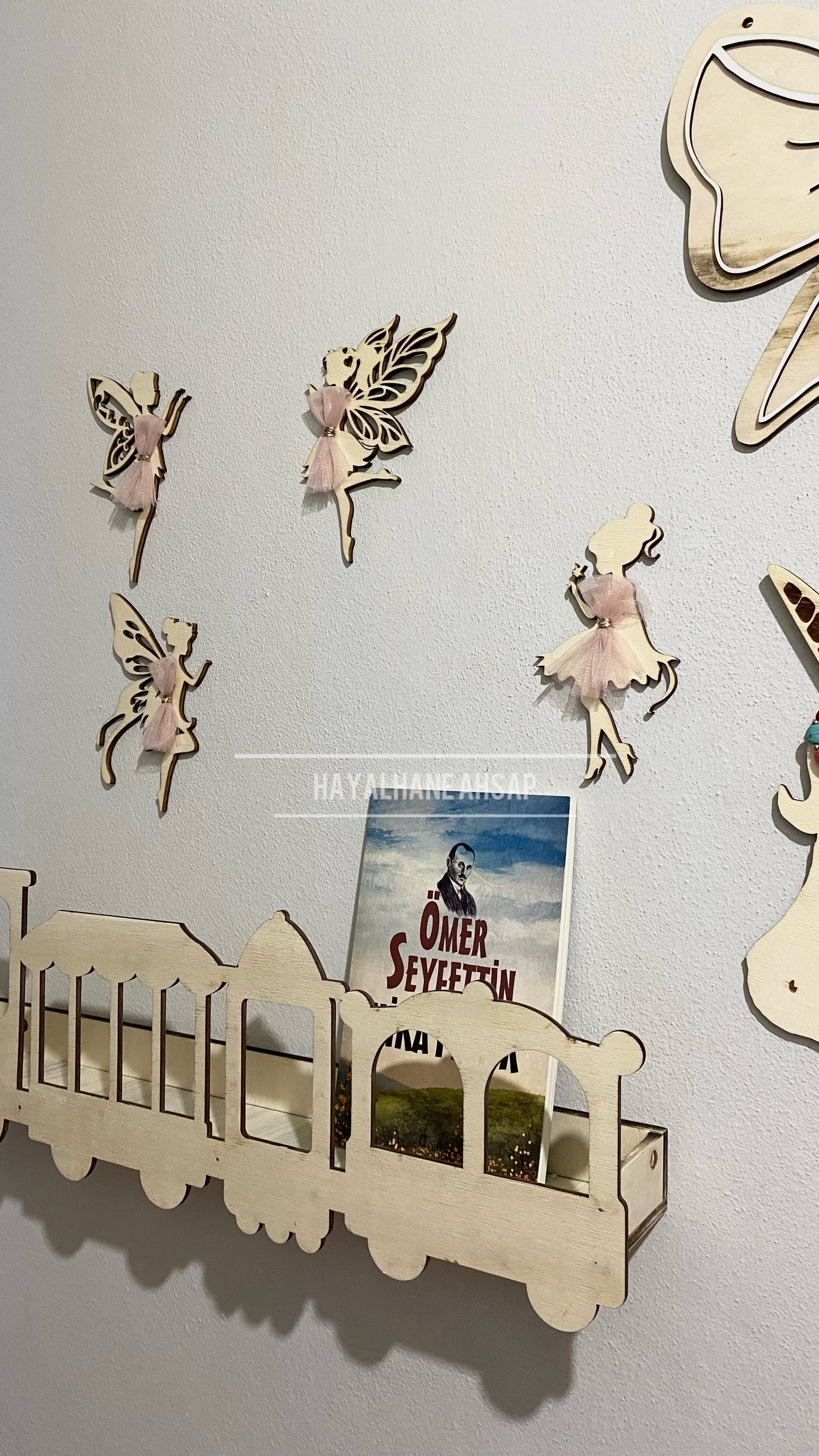 Ahşap Peri Kızı Dekor – Pembe Tüllü Duvar Süsü | Çocuk Odası ve Bebek Odası Dekorasyonu / 4 Adet